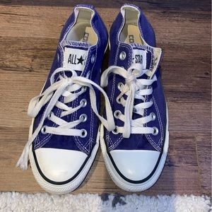 Low top navy blue converse